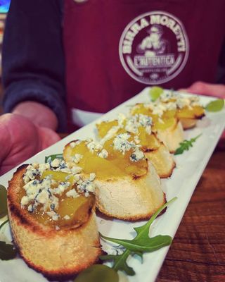 Брускети с манго и синьо сирене (150г)