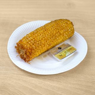 Mazorca de maíz con mantequilla y sal