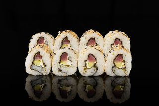 Урамаки риба тон с филаделфия и краставичка (8бр)