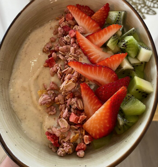 Kefir, frutos rojos, plátano, granola y fruta natural