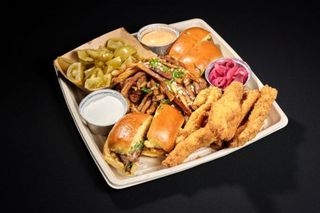 Platou Burger & Crispy + Fries & Sauces (3-4 persoane)