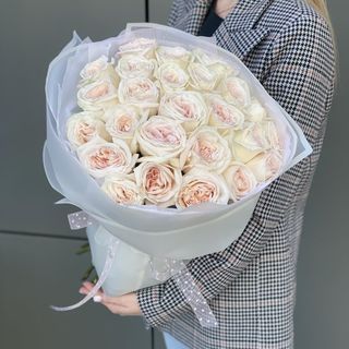 25 півоноподібних кремових троянд 