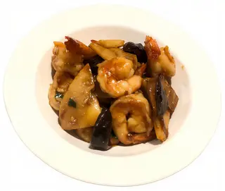 Gambas salteadas con bambú y setas chinas