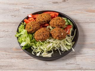 Порция фалафел със салати и сосове средна (230г)