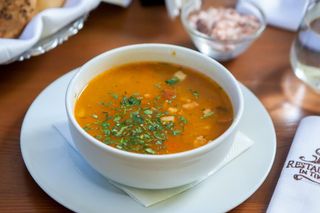 Ciorbă de fasole albă cu costita afumata