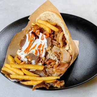 Mała bułka z frytkami