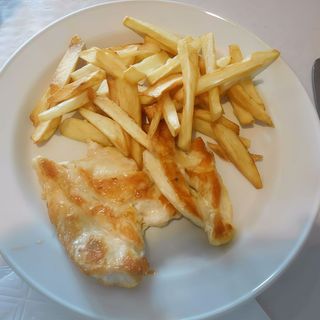 Pechuga De Pollo Frita Con Patatas