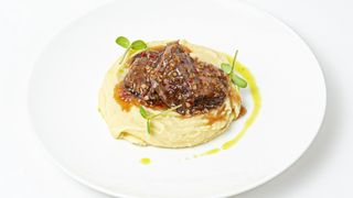 Томленая телятина с картофельным пюре