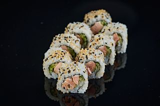 Grilled salmon roll ura maki 8szt.