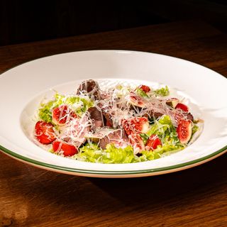 Salată cu carne de viţel,  parmezan și fructe de sezon