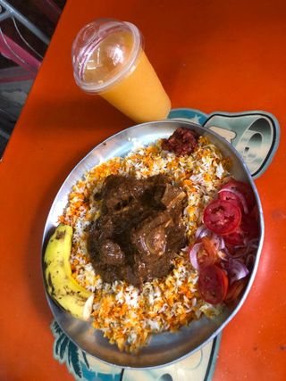 1/2 Biriyani Beef + Juice + pilipili + Ndizi + Kachumbari