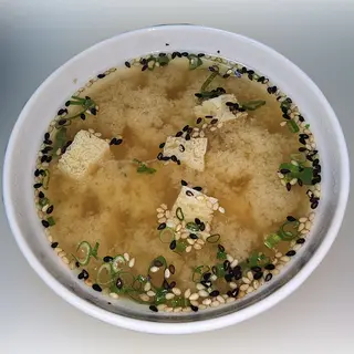 Sopa de Missô com Cebolinho, Gergelim e Tofu.