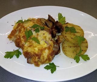 Свинина запечена під сирною скоринкою та смажена картопля (180/150 г)