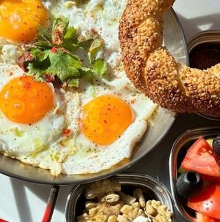 Турецкий завтрак с суджуком