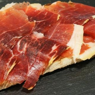 Jamon Iberico Con Mousse De Oca y Mermelada De Frambuesa