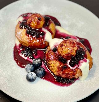 Papanași cu gem de afine si smantana