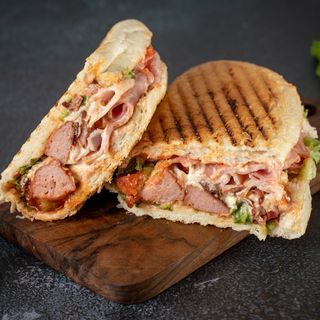 მექსიკური მდნარი ყველით და ბეკონით პურშში