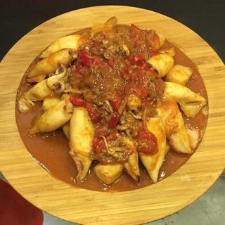 Chipirones Afogaos Con Verdura Y Patatas Fritas