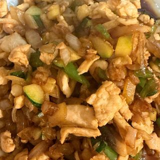 Lechuga Con Fideos Crujiente Y Pollo