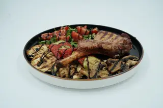 Tomahawk de porc cu legume grill