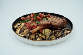 Tomahawk de porc cu legume grill