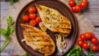 Pechuga De Pollo con salada y patatas