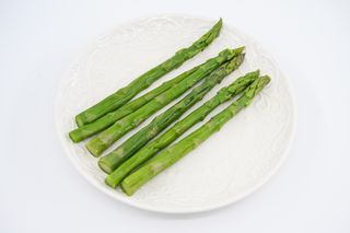 Пресни аспержи на тиган