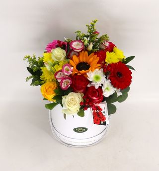 Caixa com flores variadas