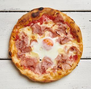 Pizza al tegamino prosciutto e uova