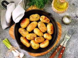 Молодой картофель в сливках с чесноком и тмином