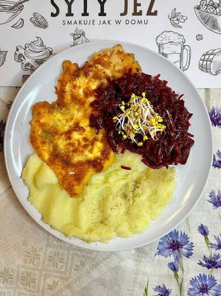 Kotlet schabowy z  puree  i buraczkami 