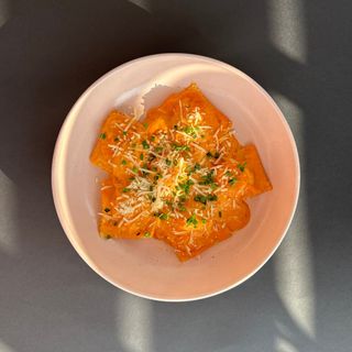 Raviolis de saumon à la sauce rose, ciboulette et parmesan 