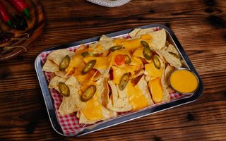 Nachos cu salsa rosie si jalapeno