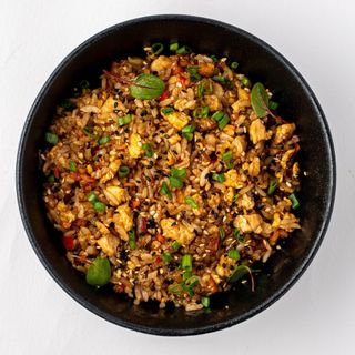 Жареный рис с курицей (250г)