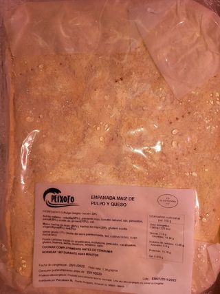 Empanada gallega elaborada con harina de maíz  rellena de pulpo y queso 