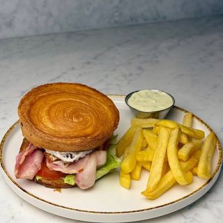 Сендвіч з беконом та картоплею фрі (290г)