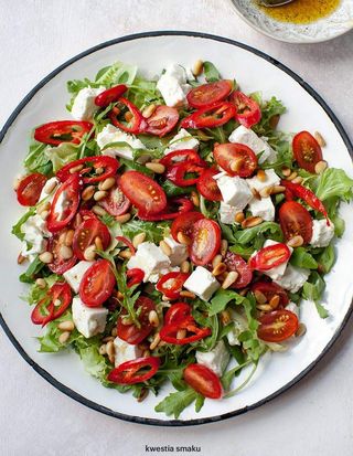 Sałatka z grillowanym kurczakiem i grzankami