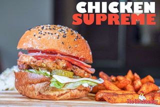 Меню двоен върховен пилешки бургер + пържени картофи + Напитка