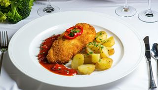 Snitel de pui si cartofi steakhouse si sos de ardei copt