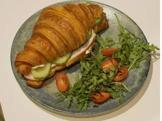 Круасан курка та салат