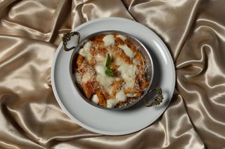 Penne gratinate cu sos de rosii & mozzarella