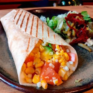 Wrap con salmón y guacamole