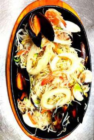 Spaghetti di riso con frutti di mare