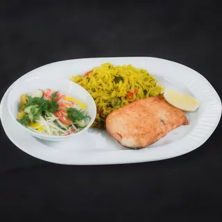 Стейк з лосося з гарніром, соусом та салатом (500г)