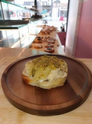 Roll de canela y pistacho