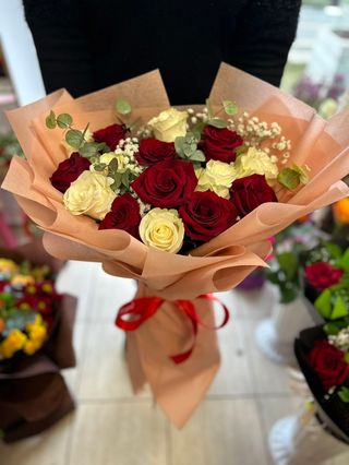 Букет с 15 бр. Бели и червени рози декорирани с евкалипт и гипсофил #235