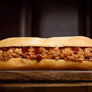 Bocadillo Pollo Desmenuzado, queso gouda y salsa barbacoa