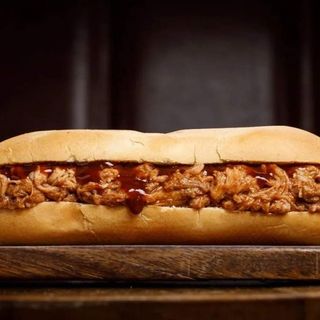 Bocadillo Pollo Desmenuzado, queso gouda y salsa barbacoa