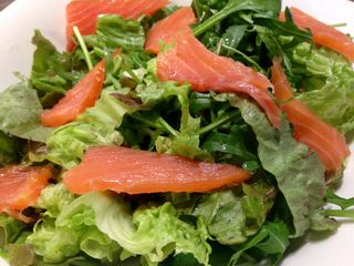 Лятна салата с пушена сьомга (300г)