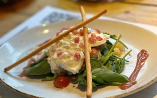 Ensalada de  burrata con espinaca 